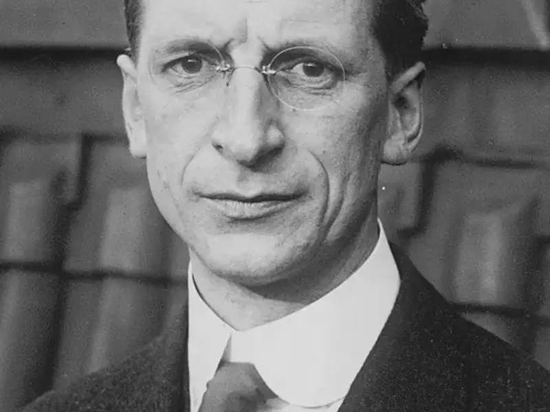 Eamon De Valera orders the American flag flown in Dublin