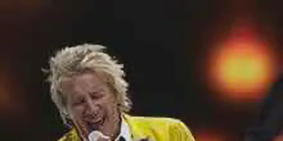 /images/tich/Rod_Stewart_at_Xcel_Center_DSC_0470_(14905955253)_cropped.webp