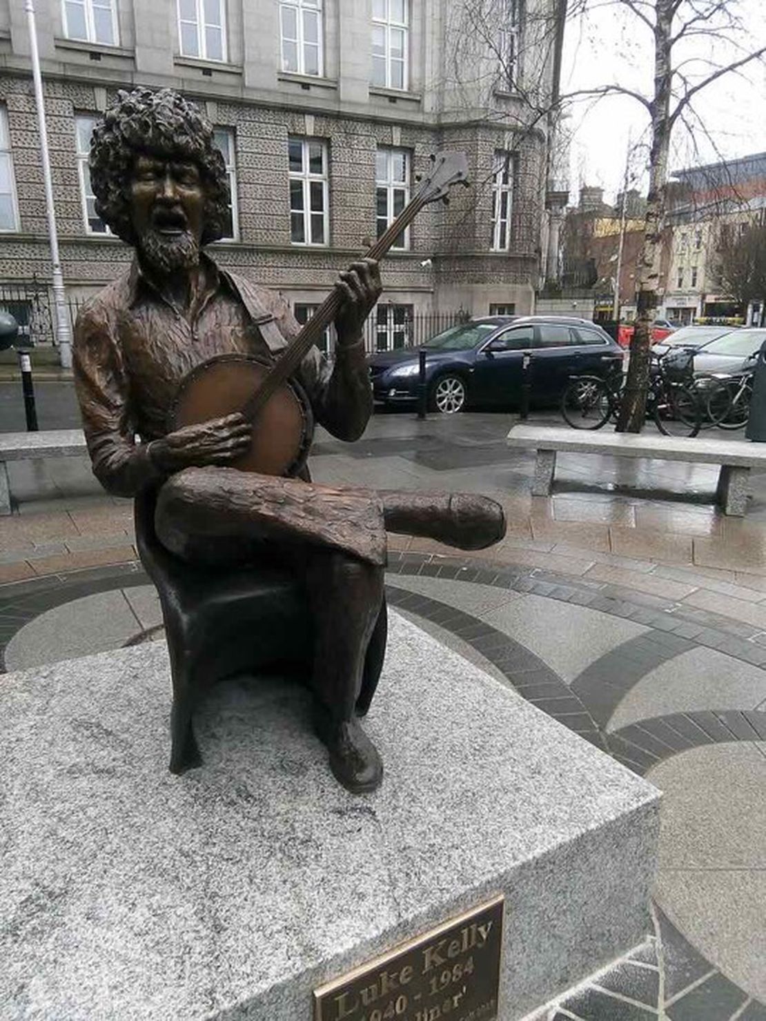 Luke Kelly, lead vocalist and 5-string banjo member of the Dubliners, dies